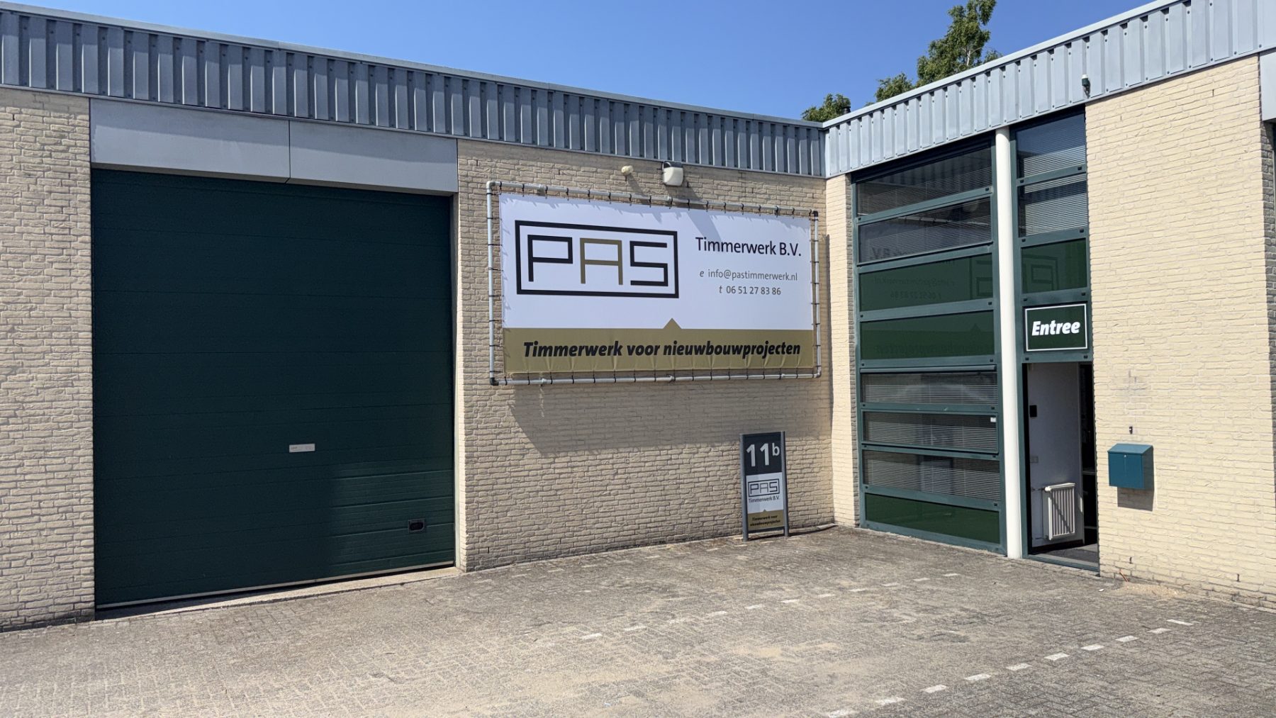 Bedrijfspand PAS Timmerwerk aan de Ramgatseweg 11b in Raamsdonksveer
